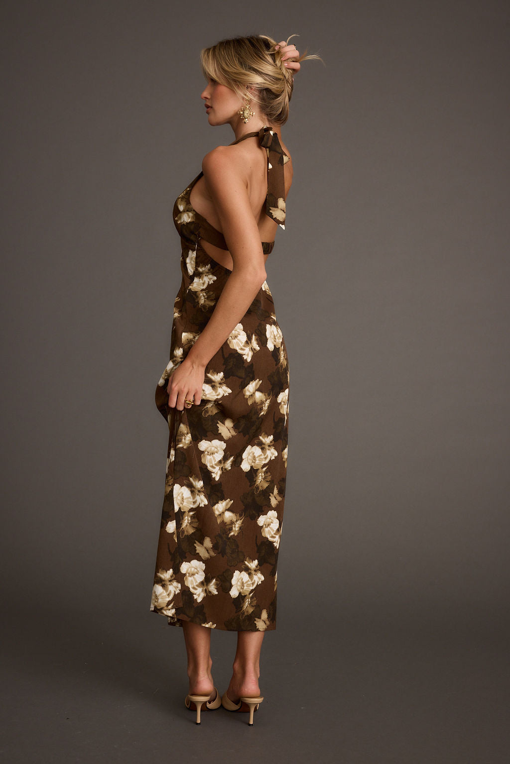 Audrina Kahverengi Çiçekli Halter Maxi Elbise