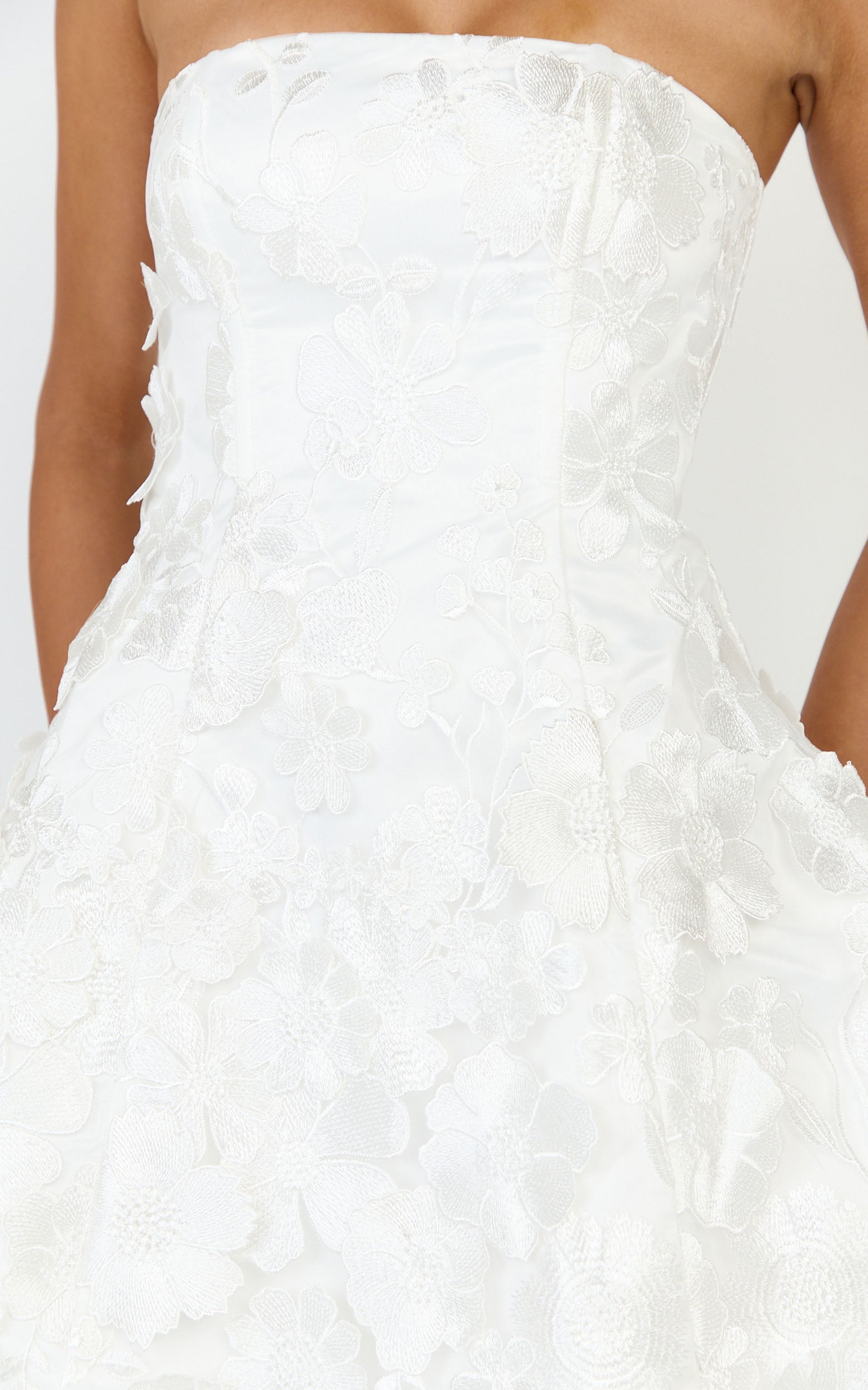 Cosima Mini Elbise - Beyaz Straplez 3D Çiçekli Fit & Flare Elbise