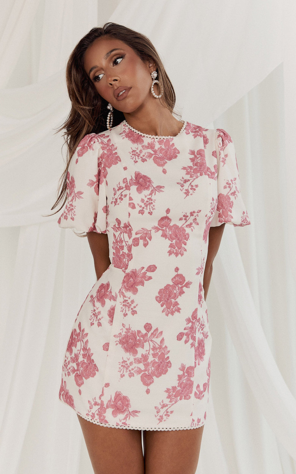 Lila Mini Elbise - Dik Yaka Balon Kollu Dantel Sırtlı Dar Kesim Elbise - Toile de Jouy Desenli