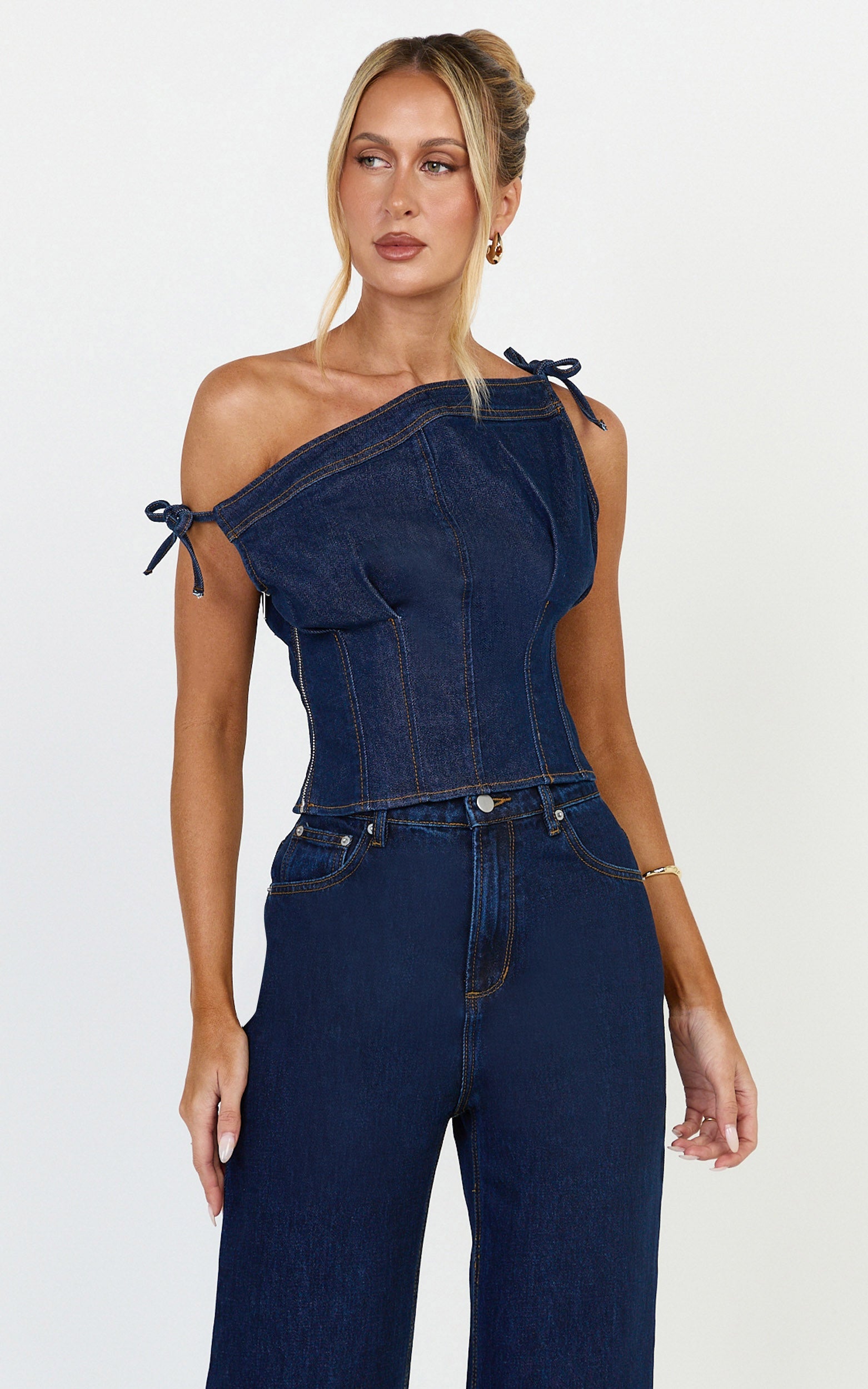 Ivy Üst - Koyu Mavi Yıkamalı Asimetrik Yaka Bağlama Detaylı Esnek Denim Üst