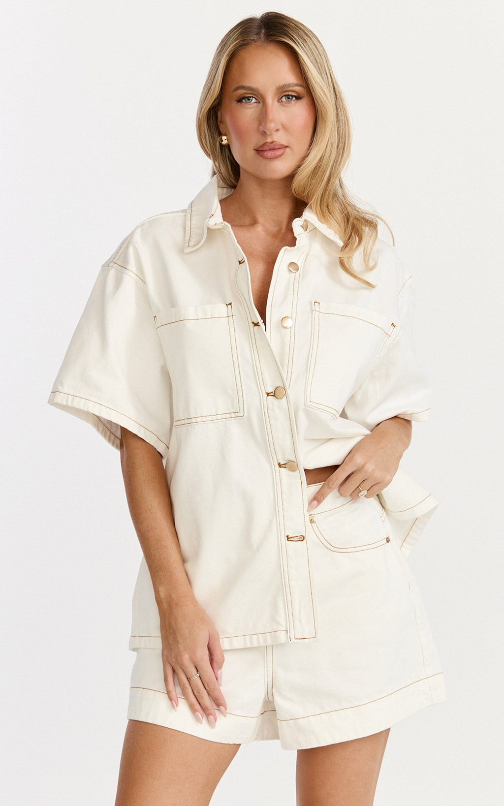Iris Üst - Ekru Kontrast Tütün Rengi Dikişli Oversize Geri Dönüştürülmüş Denim Kısa Kollu Gömlek