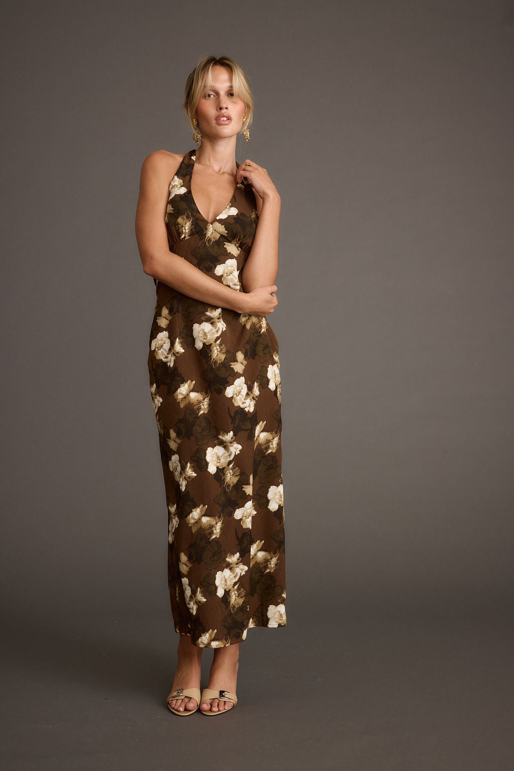 Audrina Kahverengi Çiçekli Halter Maxi Elbise