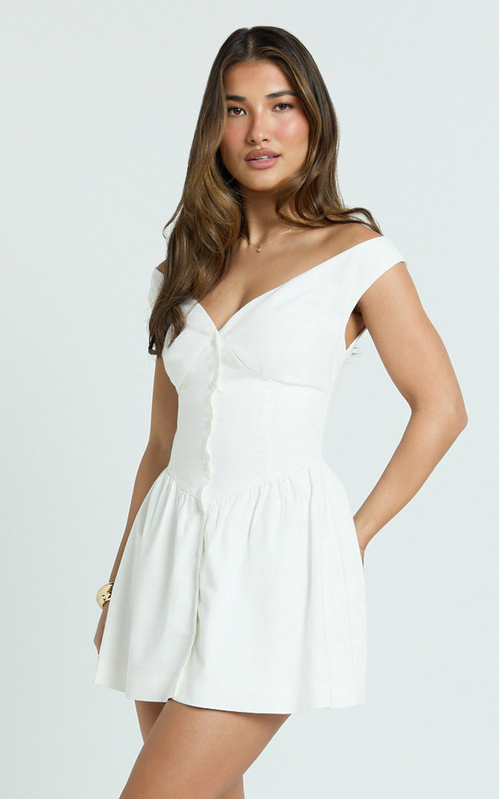 Adelaide Mini Elbise - Beyaz Omuzları Açık Önden Düğmeli Fit & Flare Elbise