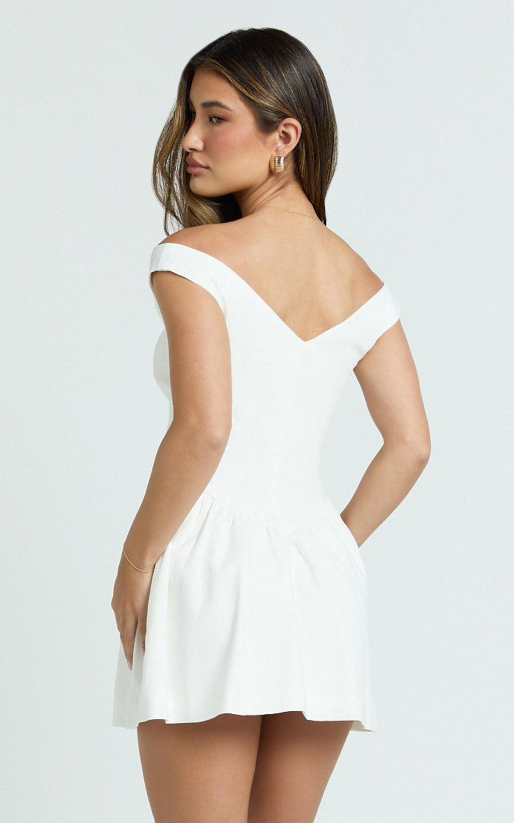 Adelaide Mini Elbise - Beyaz Omuzları Açık Önden Düğmeli Fit & Flare Elbise