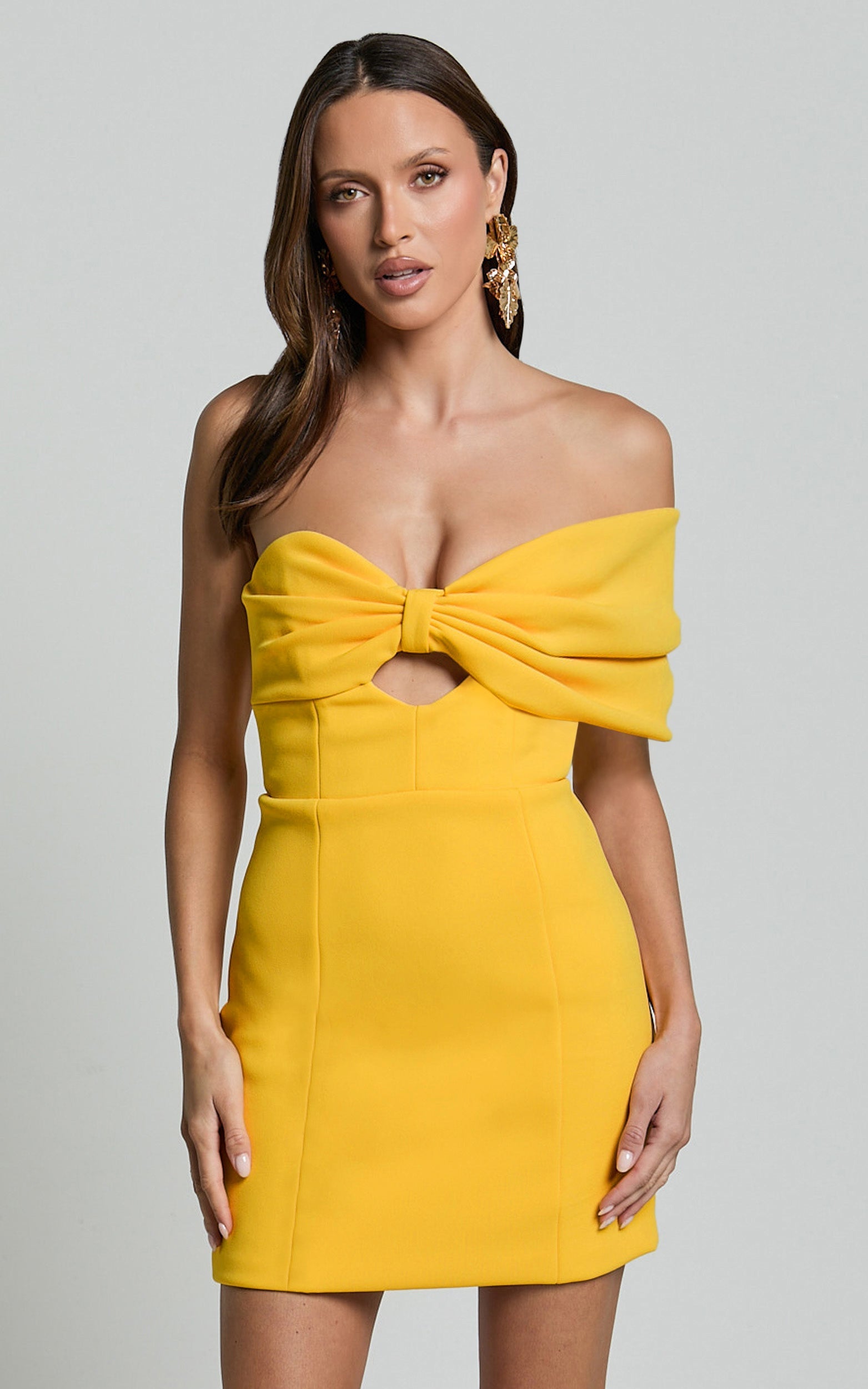 Amalie The Label - Sarı Seleste Omuzları Açık Fiyonk Detaylı Mini Elbise