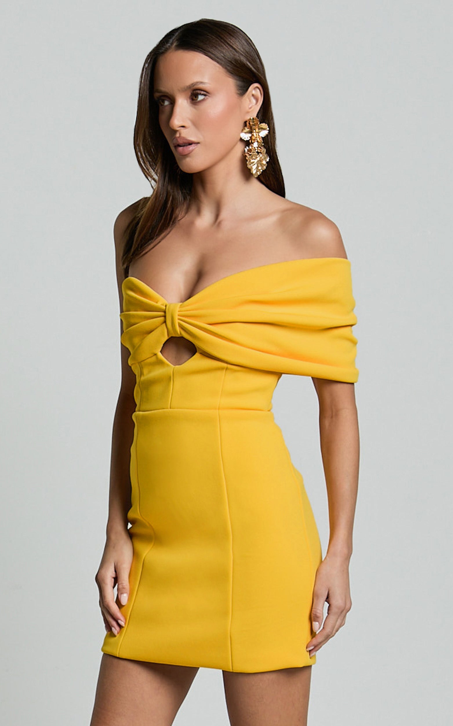 Amalie The Label - Sarı Seleste Omuzları Açık Fiyonk Detaylı Mini Elbise