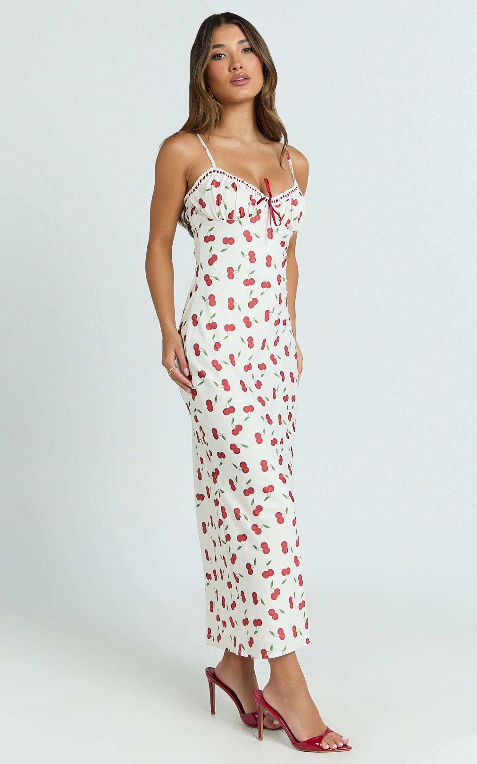 Bailey Midi Elbise - Blushing Cherries Kiraz Desenli Geri Dönüştürülmüş Dantel Biyeli Verev Kesim Askılı Elbise