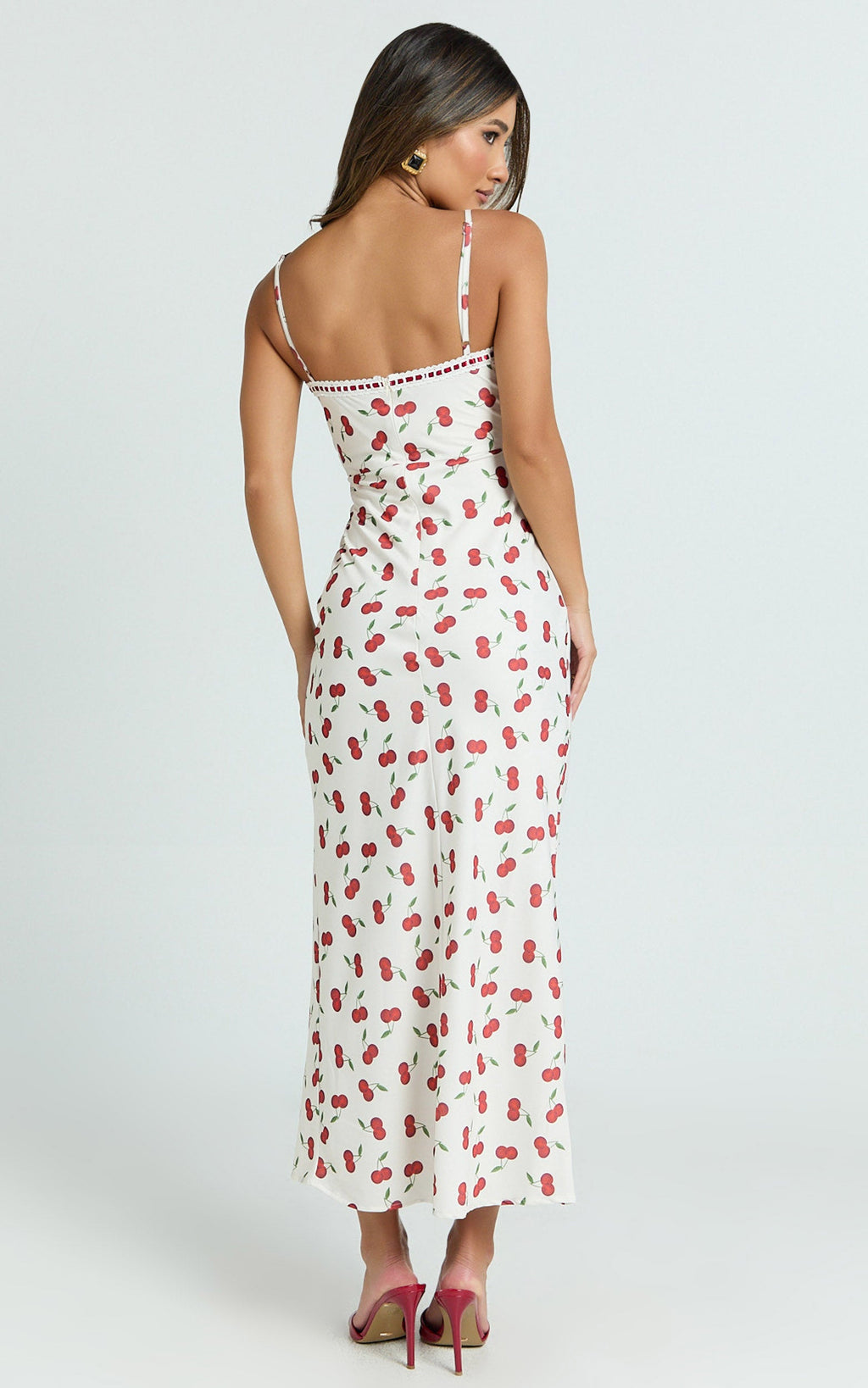 Bailey Midi Elbise - Blushing Cherries Kiraz Desenli Geri Dönüştürülmüş Dantel Biyeli Verev Kesim Askılı Elbise