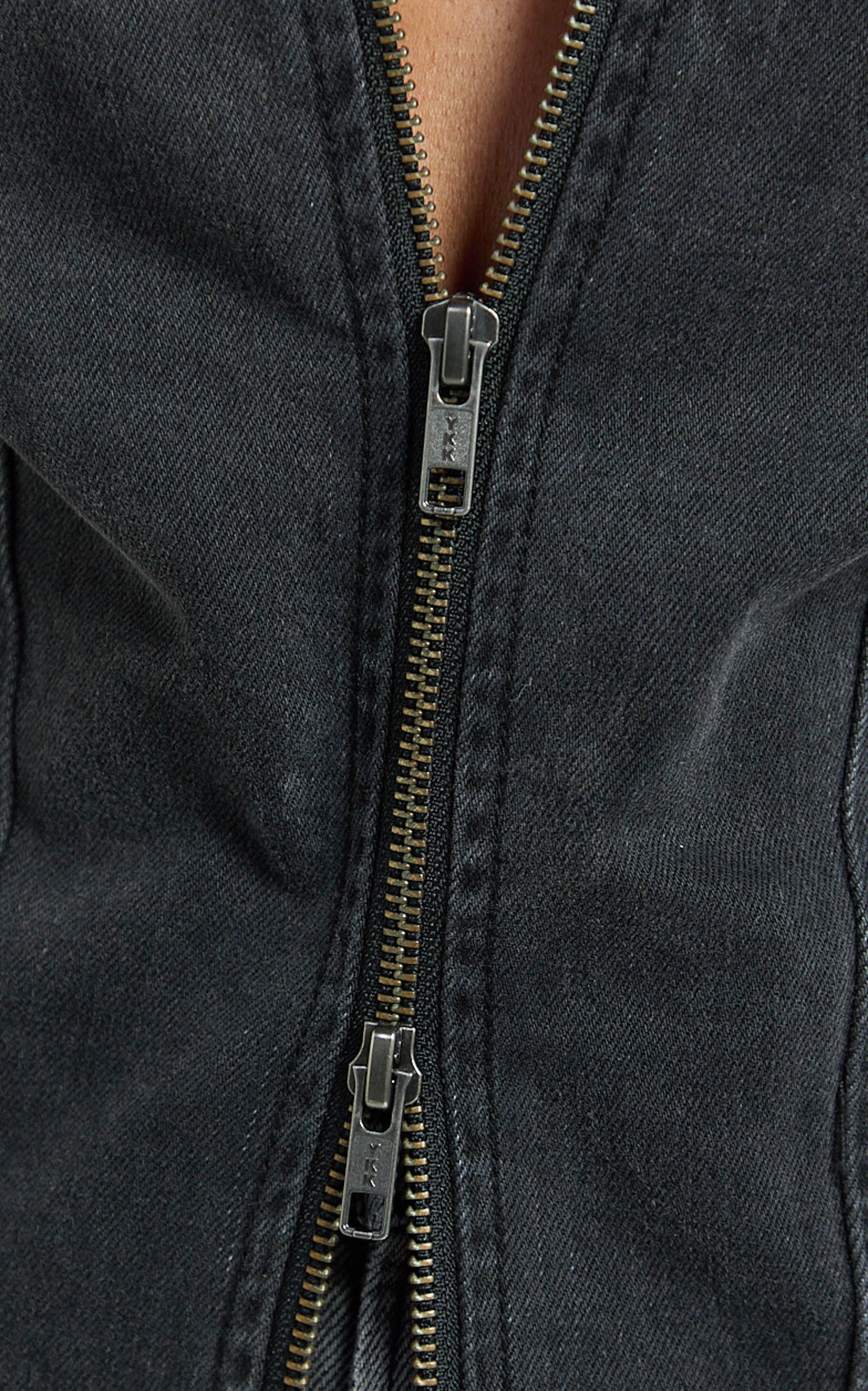 Bellerose Üst - Yıkanmış Siyah Önden Fermuarlı Dar Kesim Denim Üst