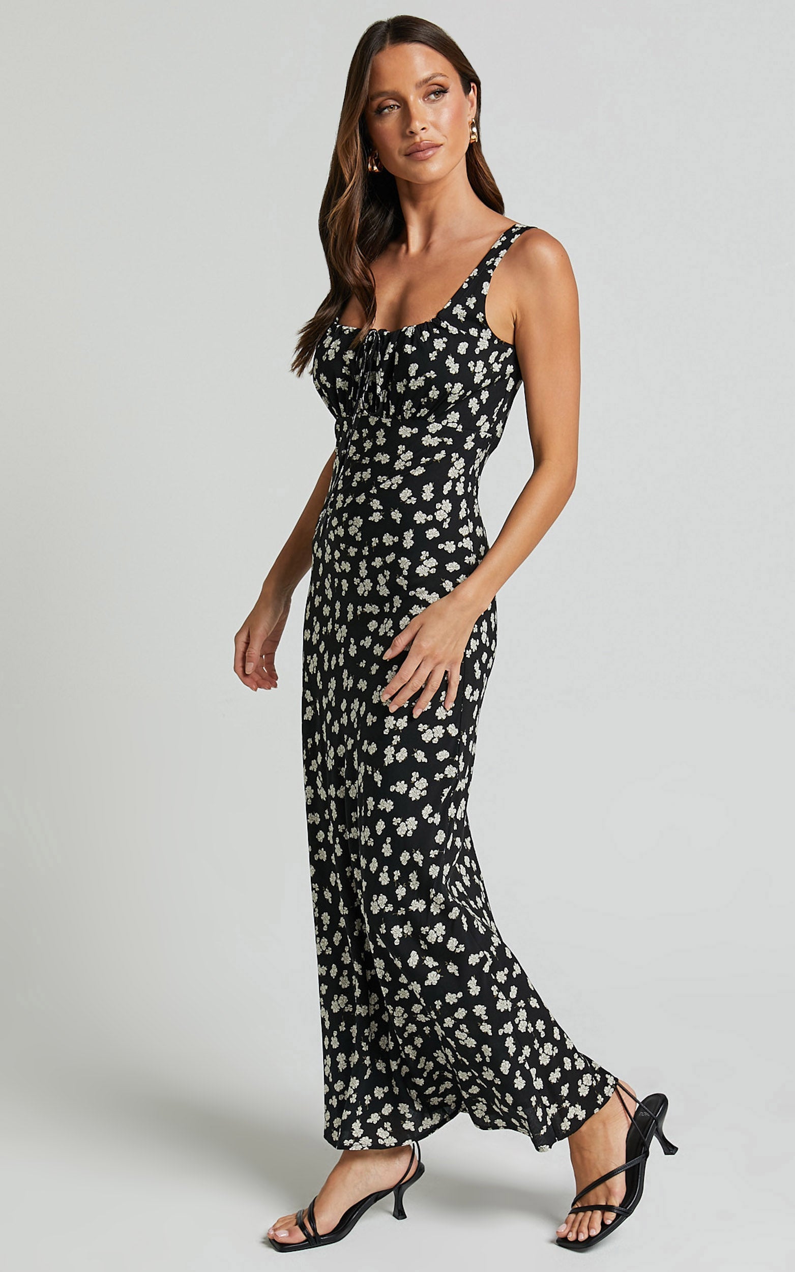Elanora Midi Elbise - Black Wildflower Desenli Yuvarlak Yaka Anahtar Dekolteli Yüksek Bel Verev Kesim Askılı Elbise