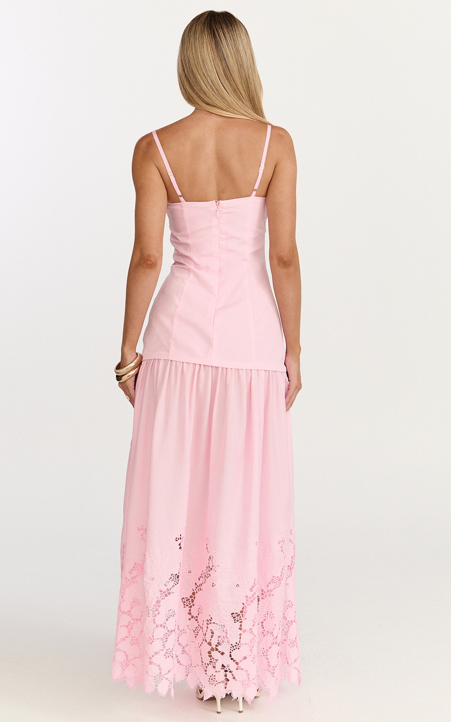 Everly Maxi Elbise - Düz Yaka Brode Kesik Detaylı Etek Uçlu Elbise - Pembe