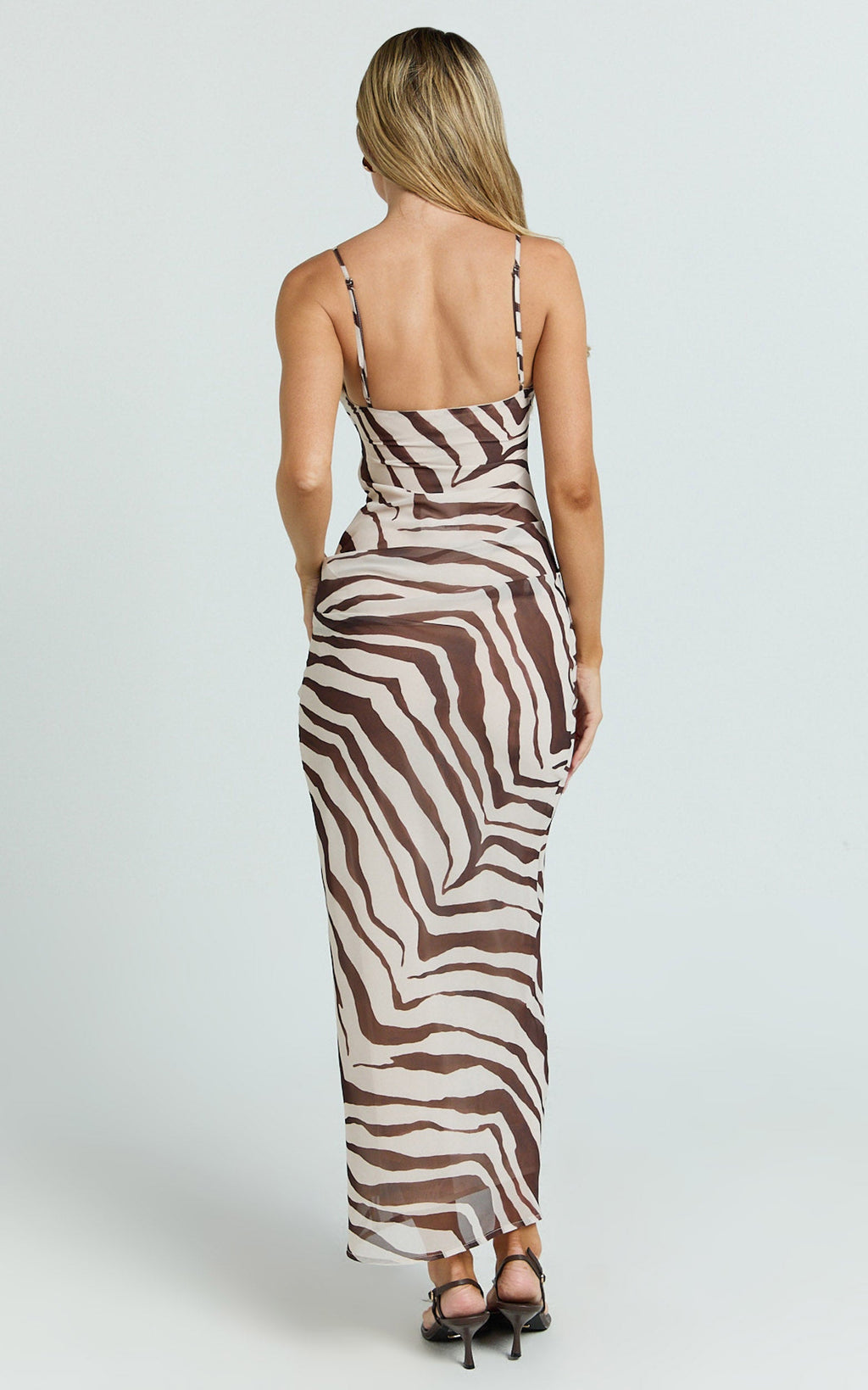 Gwendolyn Maxi Elbise - Çikolata Zebra Desenli Verev Kesim İnce Askılı Elbise