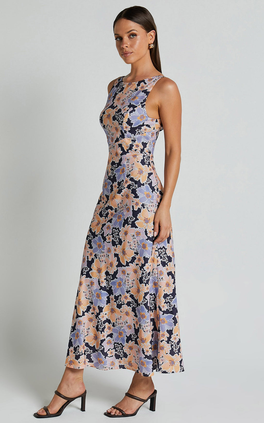 Jenibelle Midi Elbise - Mellow Floral Desenli Kayık Yaka Açık Sırt Kolsuz Verev Kesim Askılı Elbise