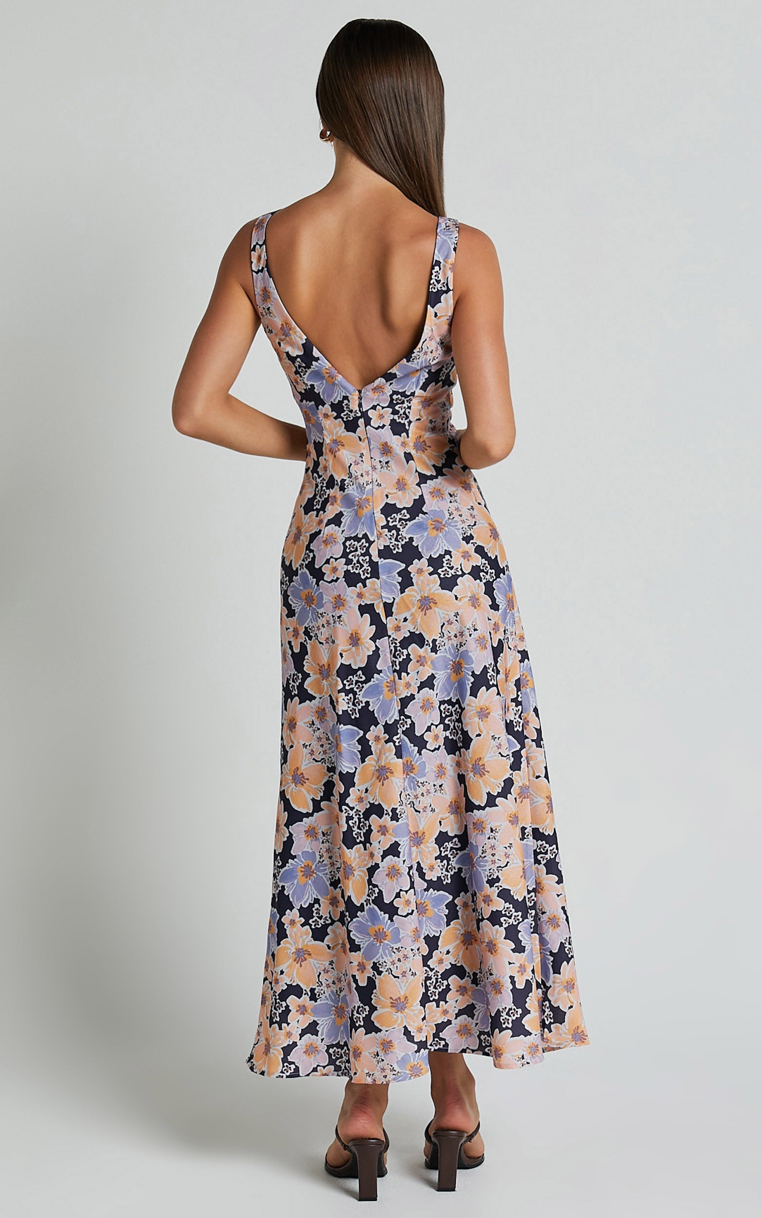 Jenibelle Midi Elbise - Mellow Floral Desenli Kayık Yaka Açık Sırt Kolsuz Verev Kesim Askılı Elbise