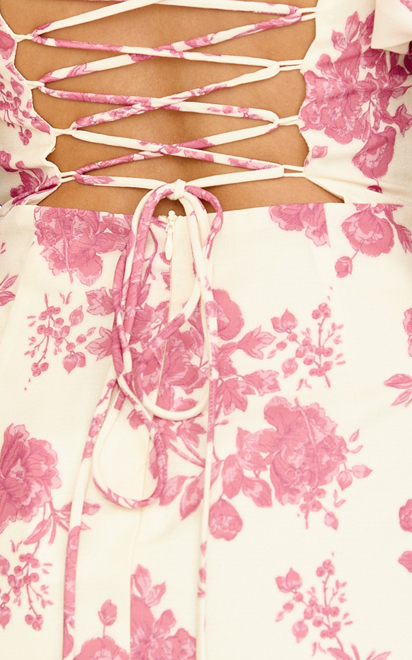 Lila Mini Elbise - Dik Yaka Balon Kollu Dantel Sırtlı Dar Kesim Elbise - Toile de Jouy Desenli