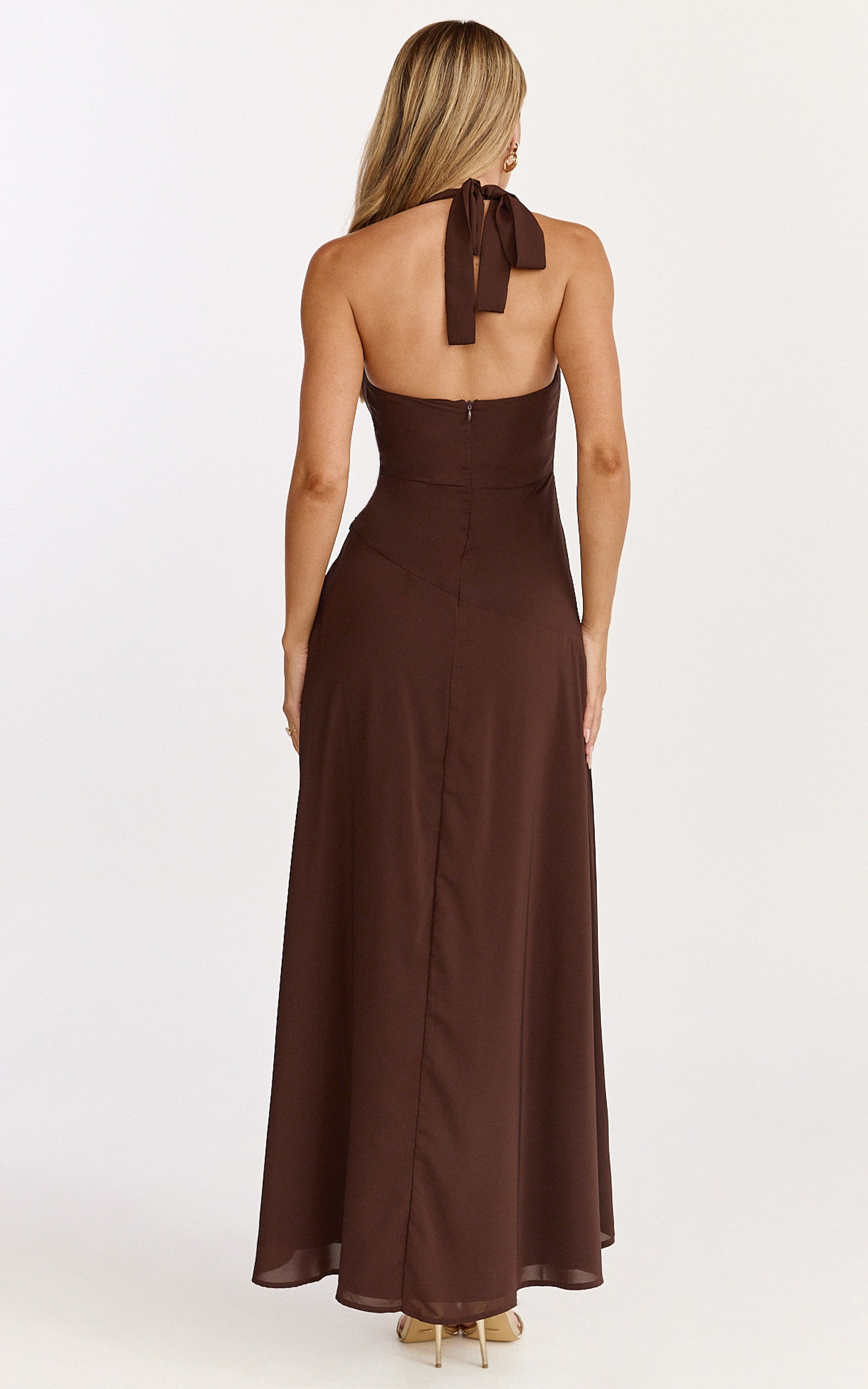 Penelope Maxi Elbise - Arkadan Bağlamalı Boyundan Bağlamalı Yaka, Düşük Asimetrik Fit & Flare Elbise - Çikolata