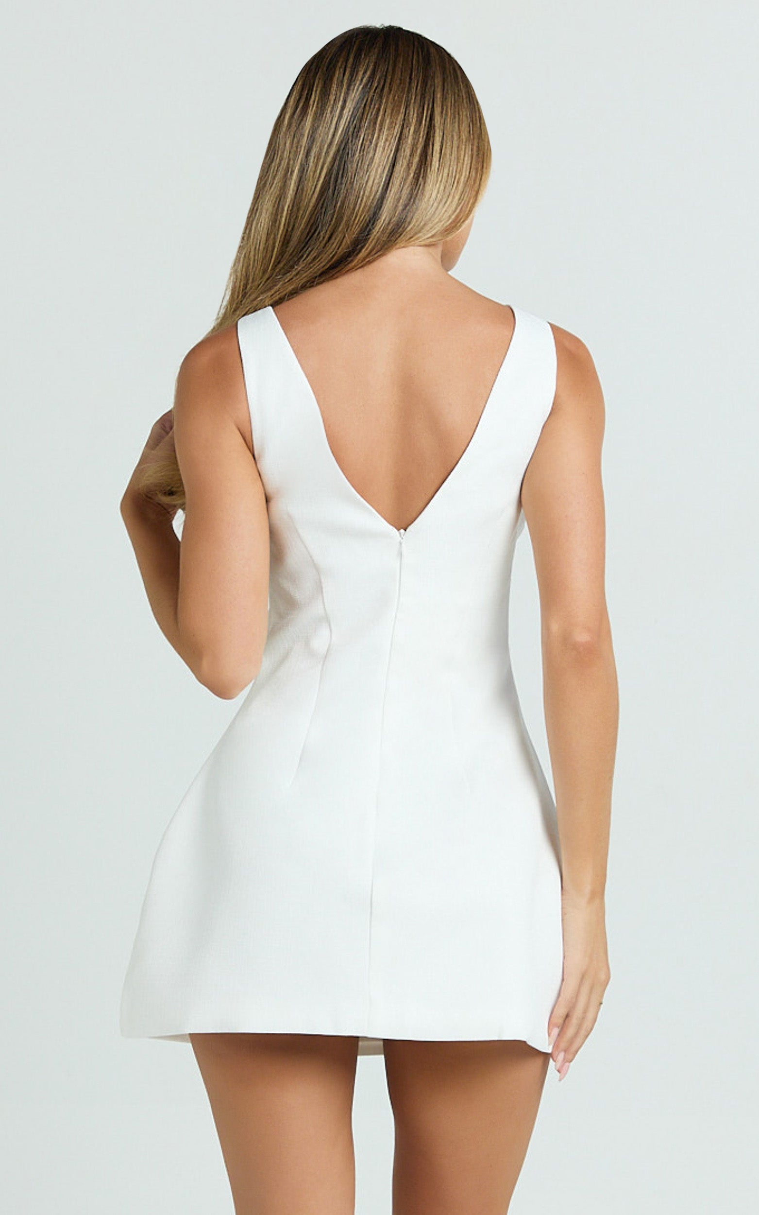 Raquelle Mini Elbise - Beyaz Buklet Kayık Yaka V Sırt Fit & Flare Elbise