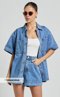 Rhianna Üst - Orta Mavi Yıkamalı Oversize Geri Dönüştürülmüş Denim Kısa Kollu Gömlek