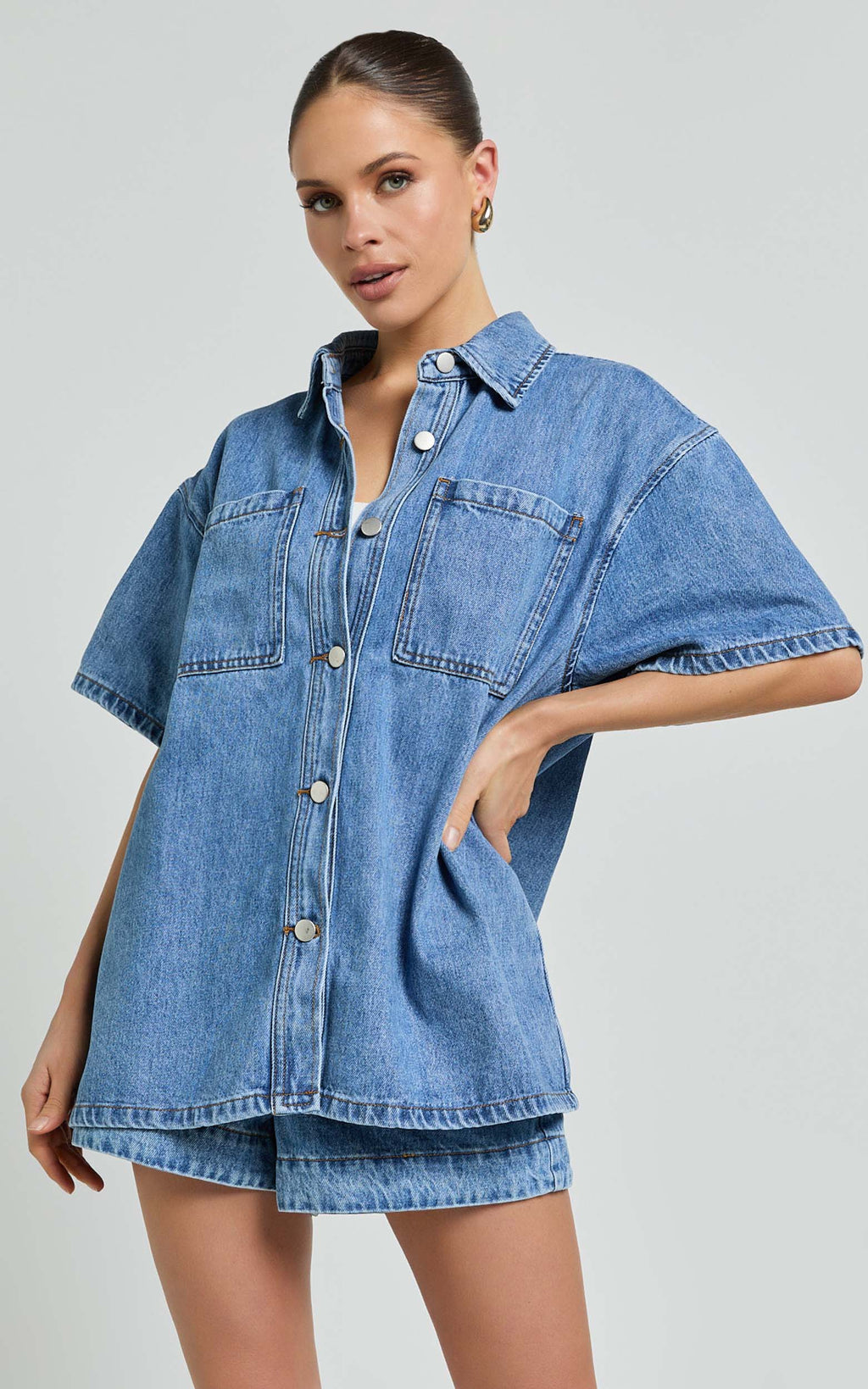 Rhianna Üst - Orta Mavi Yıkamalı Oversize Geri Dönüştürülmüş Denim Kısa Kollu Gömlek