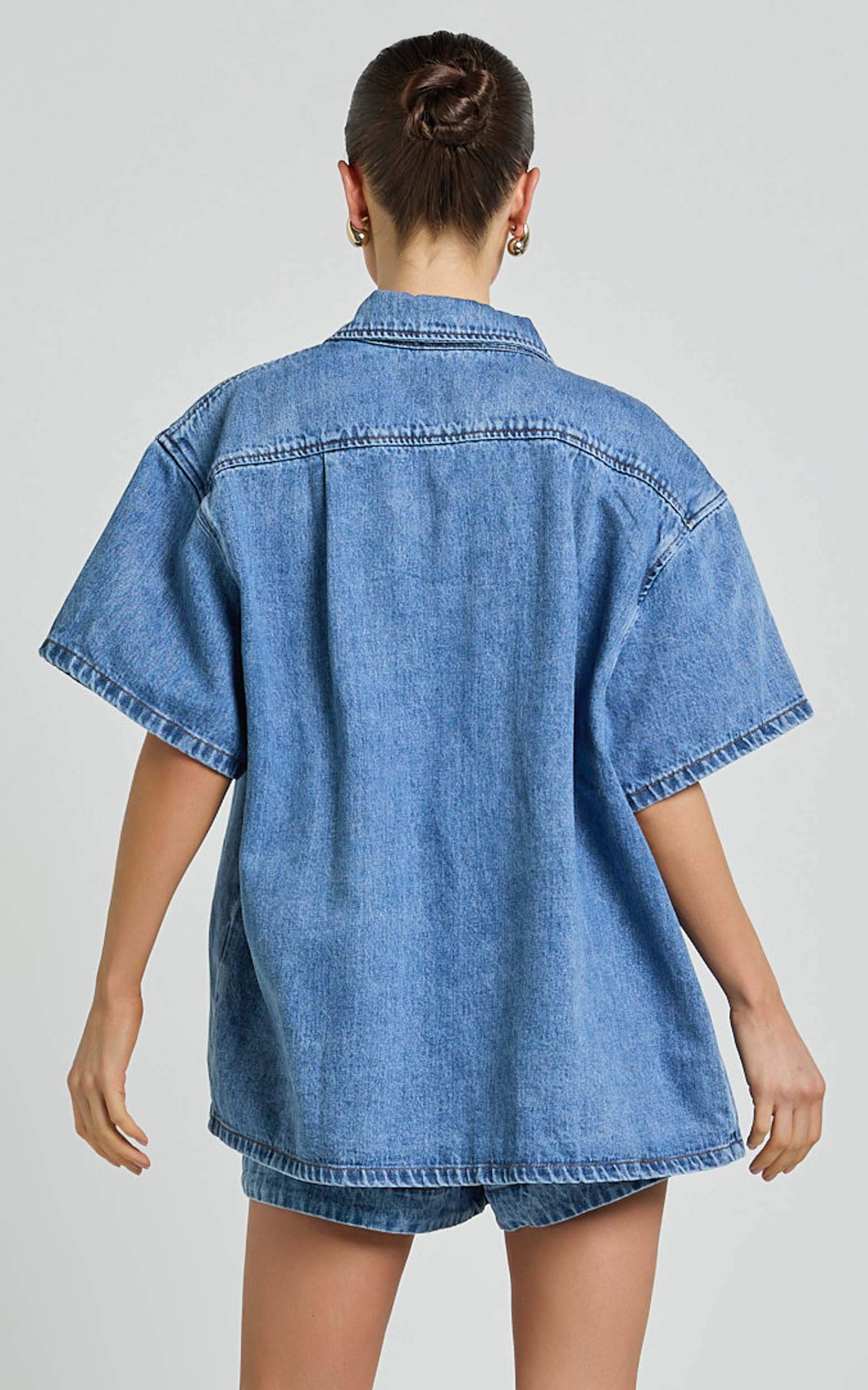Rhianna Üst - Orta Mavi Yıkamalı Oversize Geri Dönüştürülmüş Denim Kısa Kollu Gömlek