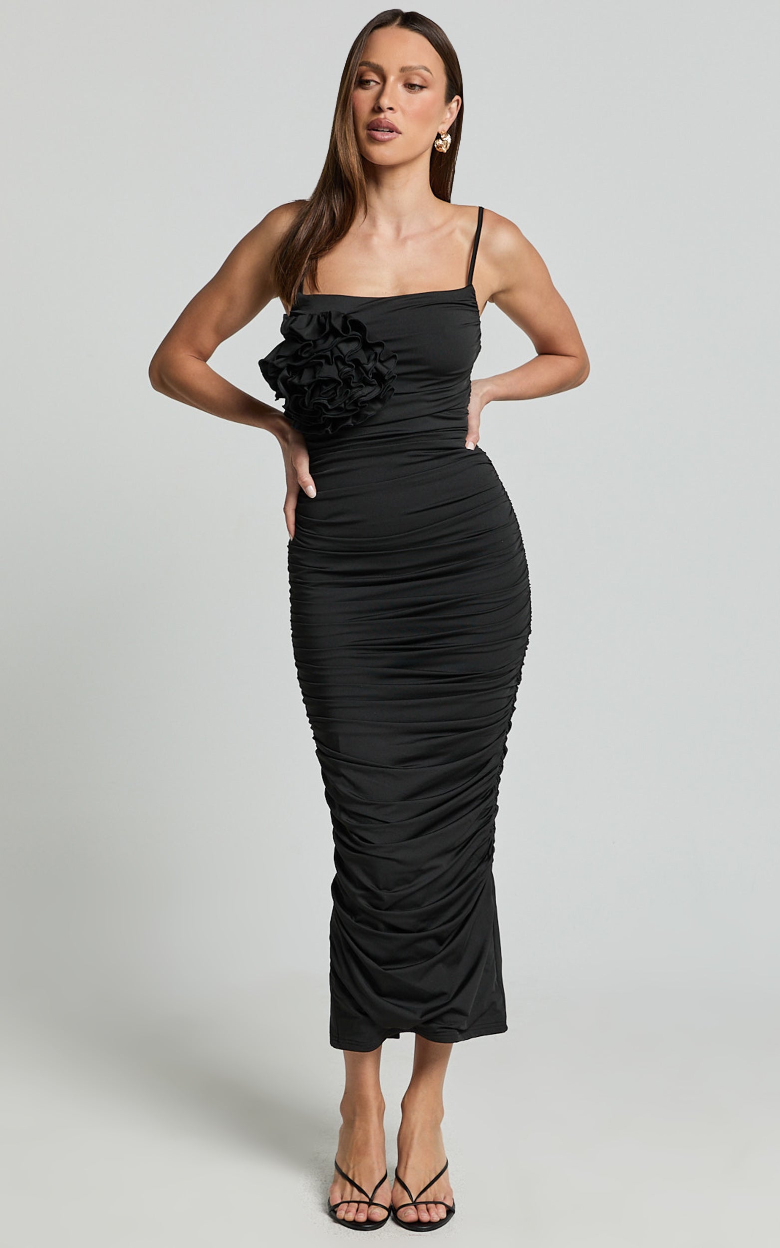 Scarlett Midi Elbise - Siyah 3D Çiçek Korsajlı Büzgülü Bodycon Elbise