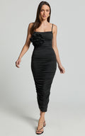 Scarlett Midi Elbise - Siyah 3D Çiçek Korsajlı Büzgülü Bodycon Elbise