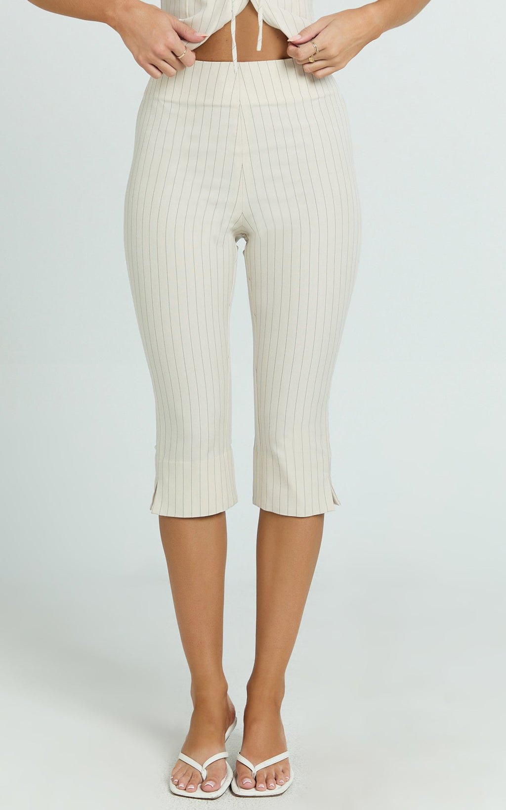 Susannah Pantolon - Krem İnce Çizgili Dar Kesim Yırtmaçlı Kapri Pantolon