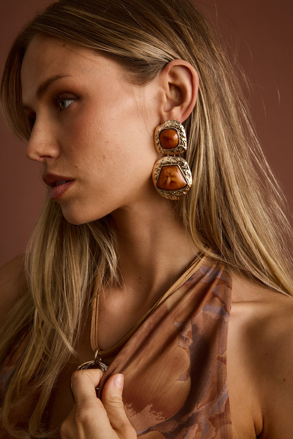 Wild Ember Altın İddialı Küpe